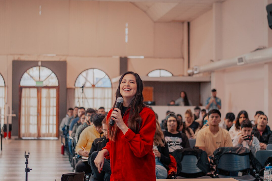 speaker gesturing during presentation